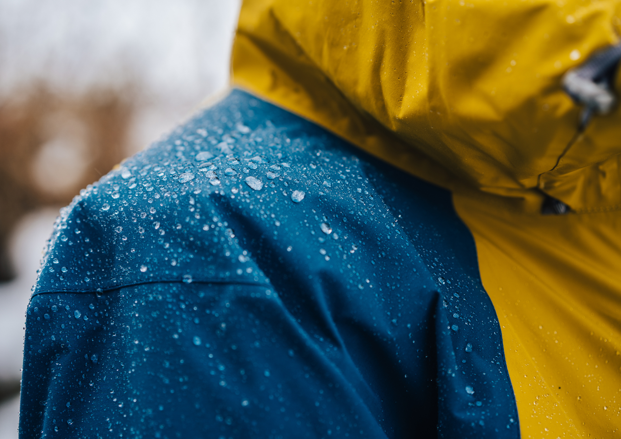 Die richtige Regenjacke für Rucksacktouren: So findest du die perfekte Wahl